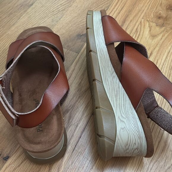 Pierre Dumas Brown Sandals with Criss-Cross Design size 9 - Picture 3 of 5